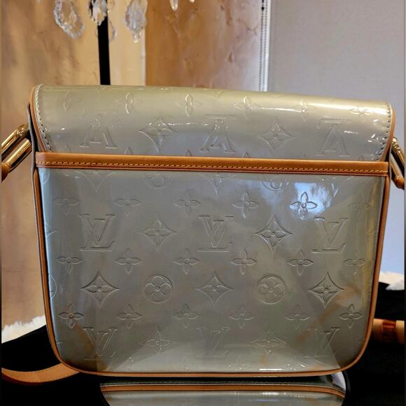 LOUIS VUITTON Never Used w/ Tag Monogram Vernis Christie GM in Silver Crossbody - Picture 3 of 15